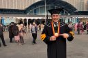 Muhammad Johan usai wisuda foto dengan menggunakan baju toga di depan UPI Bandung, Jum'at (16/10).