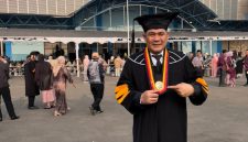 Muhammad Johan usai wisuda foto dengan menggunakan baju toga di depan UPI Bandung, Jum'at (16/10).