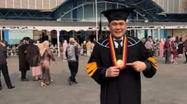 Muhammad Johan usai wisuda foto dengan menggunakan baju toga di depan UPI Bandung, Jum'at (16/10).
