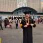 Muhammad Johan usai wisuda foto dengan menggunakan baju toga di depan UPI Bandung, Jum'at (16/10).