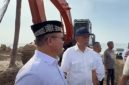 Bupati Aceh Utara Ayah Wa bersama Kadis PUPR Aceh Utara Ir. Jaffar saat meninjau progres pembangunan batu gajah di Gampong Lhok Puuk, kecamatan Seunuddon. 