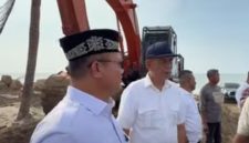 Bupati Aceh Utara Ayah Wa bersama Kadis PUPR Aceh Utara Ir. Jaffar saat meninjau progres pembangunan batu gajah di Gampong Lhok Puuk, kecamatan Seunuddon. 