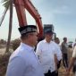Bupati Aceh Utara Ayah Wa bersama Kadis PUPR Aceh Utara Ir. Jaffar saat meninjau progres pembangunan batu gajah di Gampong Lhok Puuk, kecamatan Seunuddon. 