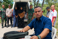 Saat ODGJ asal Cot Petisah, Kecamatan Seunuddon, Aceh Utara mau dirujuk ke RS Cut Mutia di Lhokseumawe yang didampingi oleh Kepala Puskesmas Blang Glumpang, Bhabinkamtibmas, Babinsa dan Aparatur Gampong setempat, Sabtu (10/10).