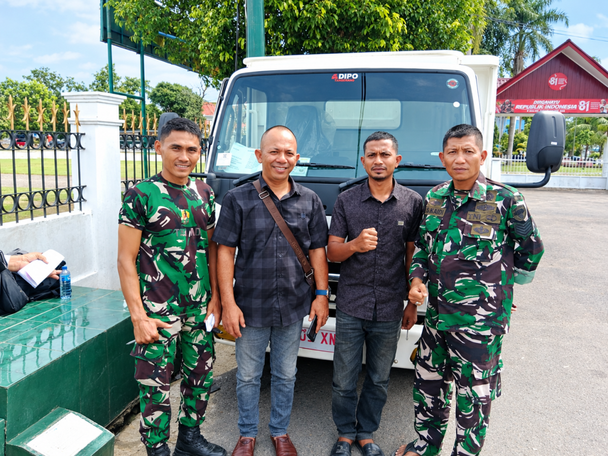 Geuchik Gampong Buket Jrat Manyang Dahlawi yang didampingi oleh Ketua Kopdes Merah Putih Gampong dan Babinsa Koramil 014/Tja saat menerima Mobil Kopdes Merah Putih di Makodim 0103/Aut, Senin (12/10).