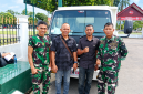 Geuchik Gampong Buket Jrat Manyang Dahlawi yang didampingi oleh Ketua Kopdes Merah Putih Gampong dan Babinsa Koramil 014/Tja saat menerima Mobil Kopdes Merah Putih di Makodim 0103/Aut, Senin (12/10).