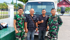 Geuchik Gampong Buket Jrat Manyang Dahlawi yang didampingi oleh Ketua Kopdes Merah Putih Gampong dan Babinsa Koramil 014/Tja saat menerima Mobil Kopdes Merah Putih di Makodim 0103/Aut, Senin (12/10).